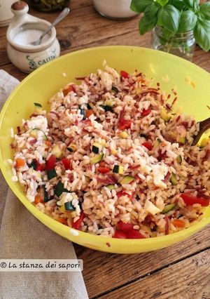 Foto di Insalata di riso con sfilacci di equino, tonno e verdure croccanti