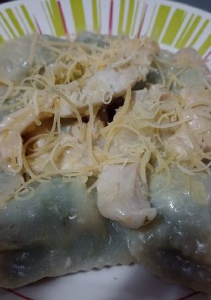 Una foto de Ravioles de verdura con salsa de pollo y crema