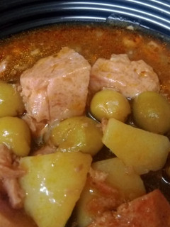 Una foto de Magro de cerdo de lata con patatas y aceitunas en salsa