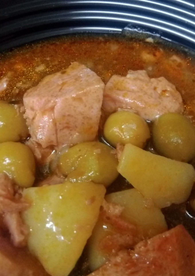 Una foto de Magro de cerdo de lata con patatas y aceitunas en salsa