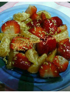 Una foto de Ensalada de frutas con miel y semillas de lino