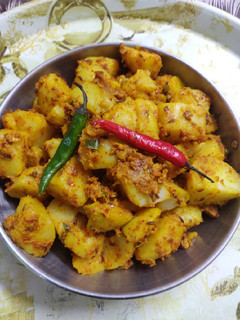 जीरा आलू (Jeera aloo recipe in Hindi) रेसिपी मुख्य फोटो