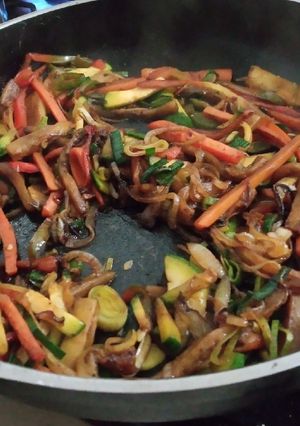 Una foto de Salteado de verduras y arroz