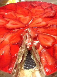 Una foto de Carlota con fresas