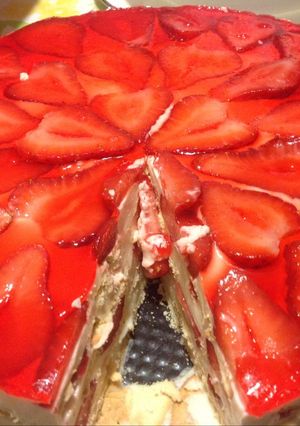 Una foto de Carlota con fresas
