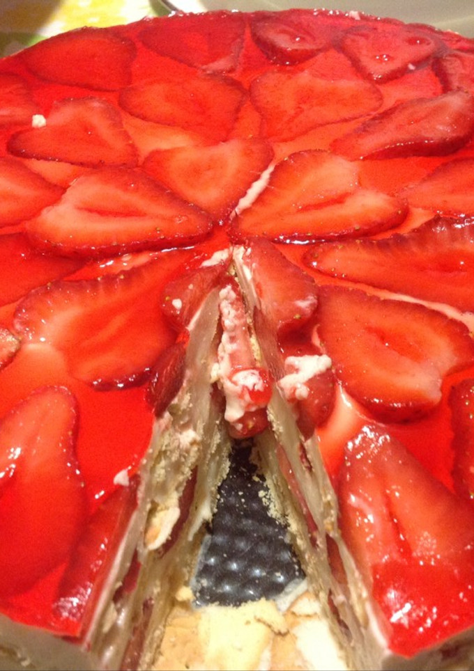 Una foto de Carlota con fresas