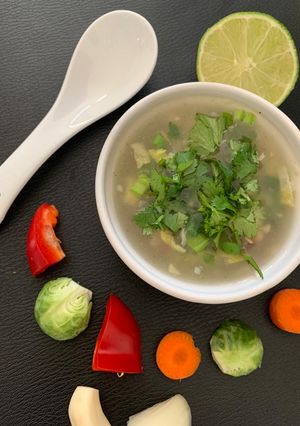 વેજ ક્લિયર સૂપ (Veg Clear Soup Recipe In Gujarati) રેસીપી મુખ્ય ફોટો