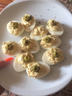 Una foto de Huevos rellenos de atún 🥚