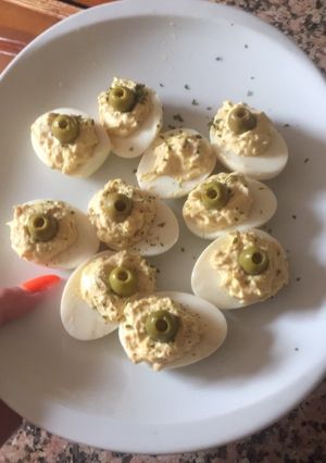 Una foto de Huevos rellenos de atún 🥚