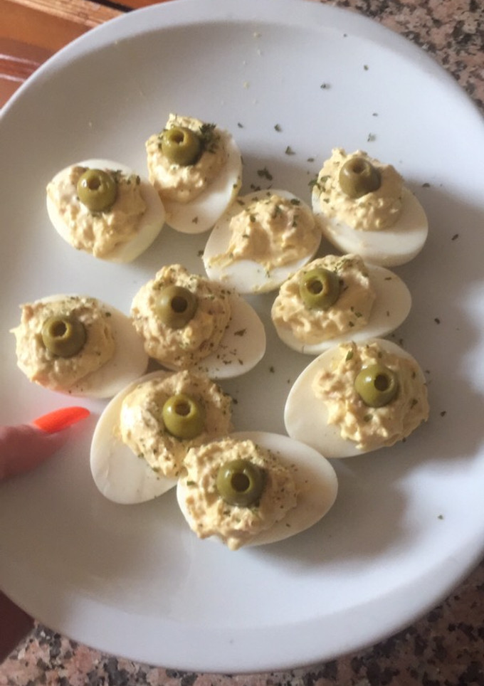 Una foto de Huevos rellenos de atún 🥚