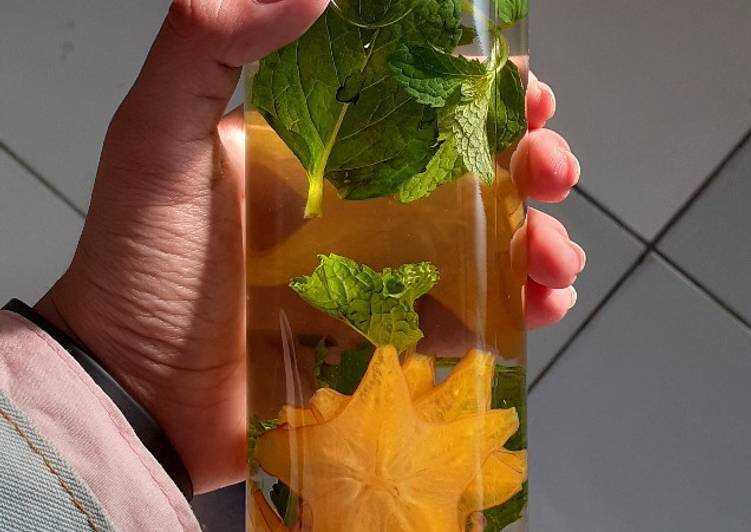 Infused water (star fruit+mint leaves)