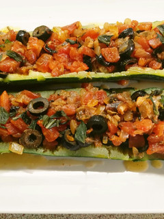 Una foto de Calabacines rellenos de tomate y anchoas