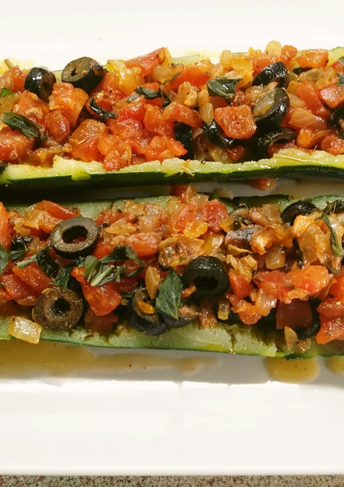 Una foto de Calabacines rellenos de tomate y anchoas