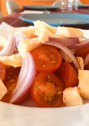 Una foto de Ensalada tomatecebollaqueso