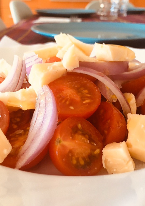 Una foto de Ensalada tomatecebollaqueso