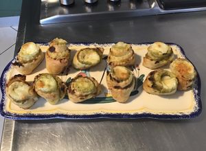 Une photo de Feuilletés apéritif crème d asperges et mozzarella di buffala