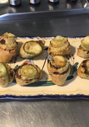 Une photo de Feuilletés apéritif crème d asperges et mozzarella di buffala