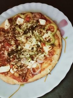 নো ইস্ট নো ওভেন  পনির পিজ্জা(no yeast no oven pizza recipe in bengali) রেসিপির প্রধান ছবি