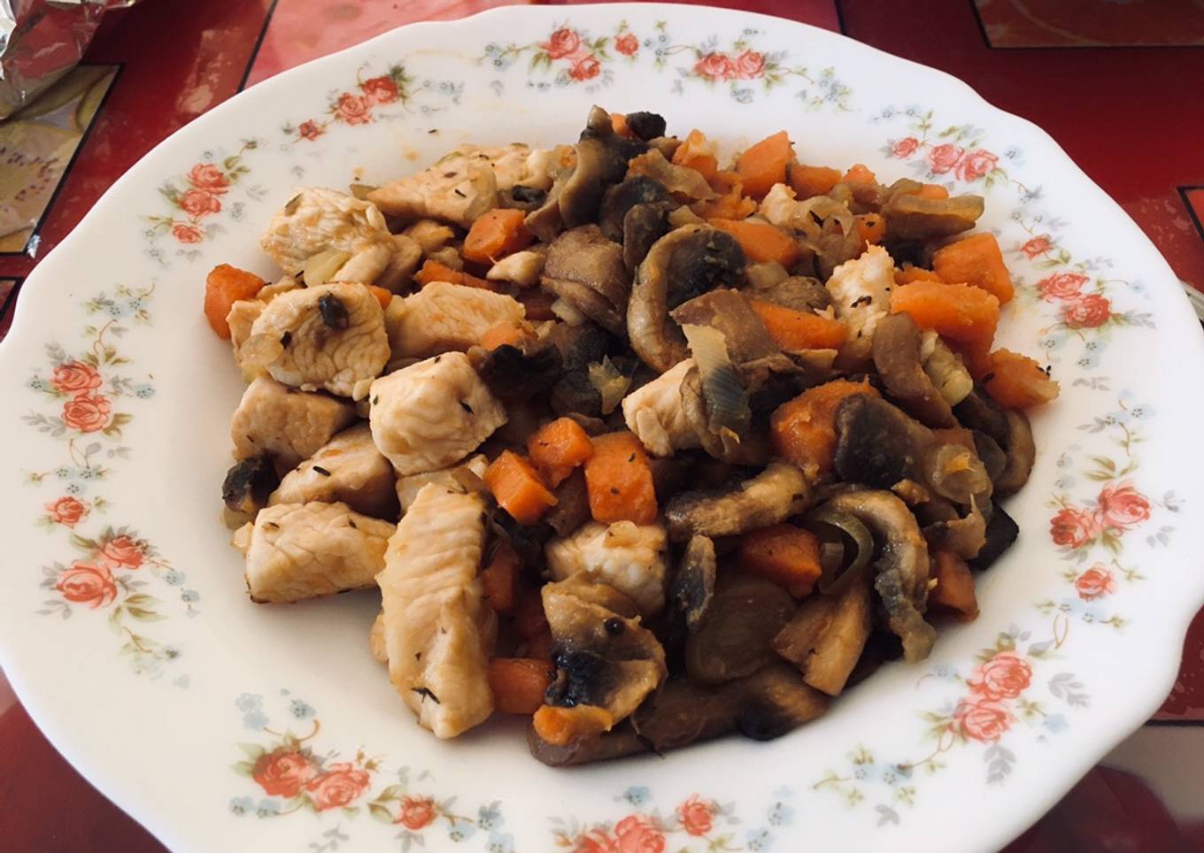 Pechuga de pavo con batata, champiñones y chalotas