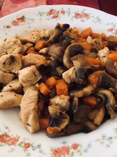Una foto de Pechuga de pavo con batata, champiñones y chalotas