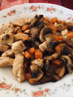 Una foto de Pechuga de pavo con batata, champiñones y chalotas