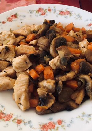 Una foto de Pechuga de pavo con batata, champiñones y chalotas