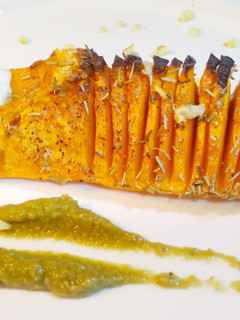 Una foto de Calabaza asada con yogurt y guacamole