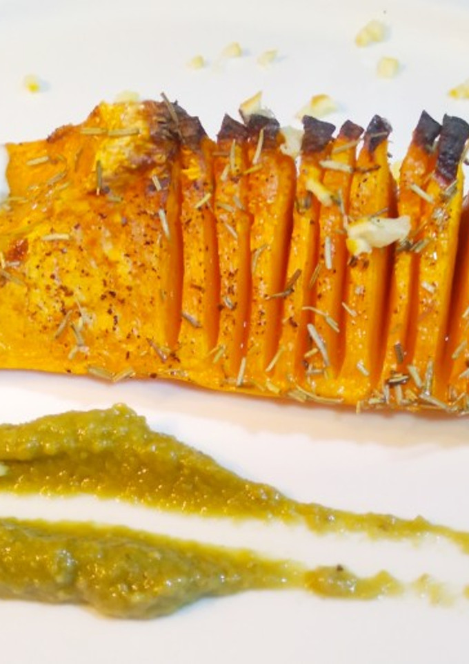 Una foto de Calabaza asada con yogurt y guacamole