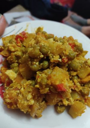 Una foto de Revuelto vegano de papas y boniatos con tofu (🌱)