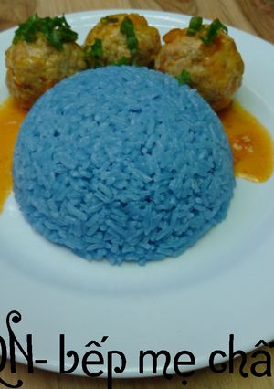 Hình của món Cơm hoa đậu biếc thịt viên sốt cà.