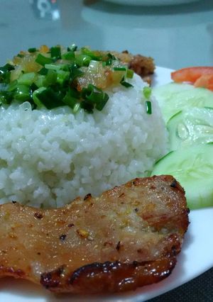A picture of Vietnamese Broken Rice with Grilled Pork Chops (Cơm tấm sườn).