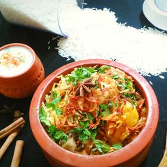 A picture of Kolhapuri chicken biryani.