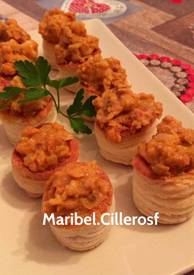 Una foto de Mini vol au vent rellenos de gambas