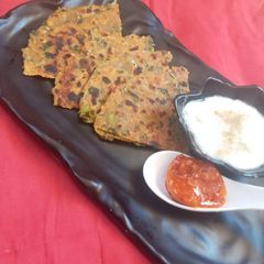 A picture of Winter special Hariyali paratha.