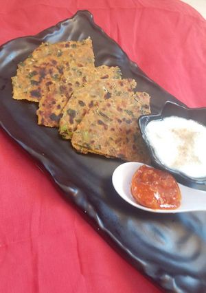 A picture of Winter special Hariyali paratha.