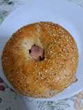 Bagel de bacon con queso