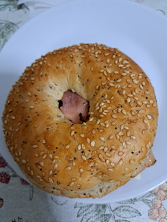 Una foto de Bagel de bacon con queso