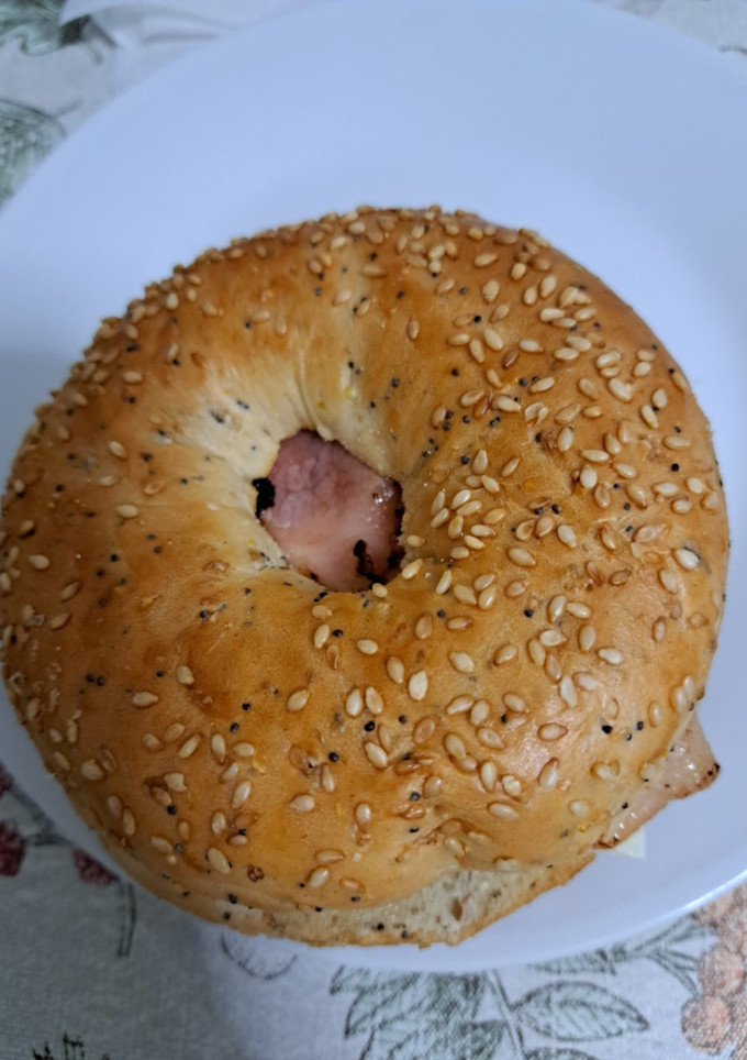Una foto de Bagel de bacon con queso