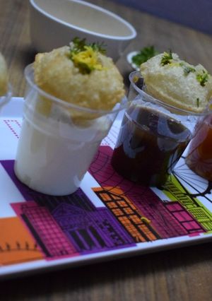 A picture of Flavoured Pani Puri/Golgappa.