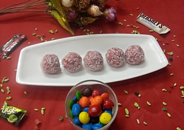 Beetroot &amp; coconut laddoo