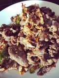 เนื้อผัดพริกกระเทียมกรอบซอสไก่งวง