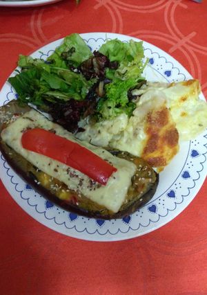 Una foto de Berenjenas rellenas y papas a la crema para los lunes sin carne