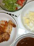 Ayam Salut Tepung dan Breadcrumbs Dihidangkan Dengan Salad Kentang Telur dan Sos Lada Hitam