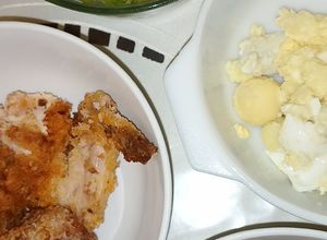 Gambar Ayam Salut Tepung dan Breadcrumbs Dihidangkan Dengan Salad Kentang Telur dan Sos Lada Hitam