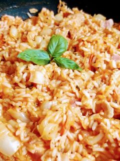 Baconös, lecsó rizzsel, bazsalikommal 🧅🍅🫑🌶🥩🥖 recept fotója