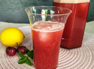 Una foto de Limonada de cerezas y menta