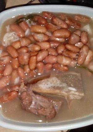 Una foto de Frijoles cubaces con lomo