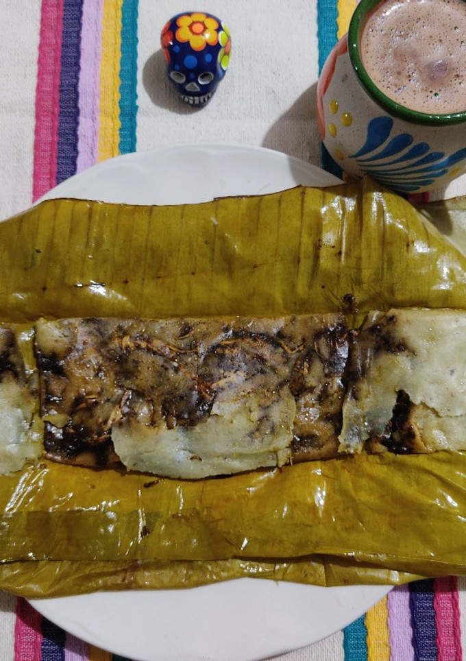 Una foto de Tamal de mole negro con pollo