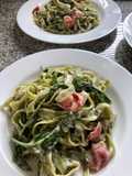 Fettuccine de espinacas con tomates cherry, Rúcula en salsa Blanca