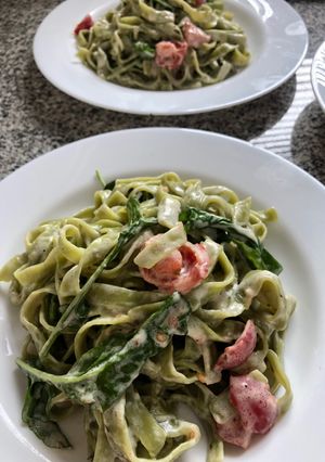 Una foto de Fettuccine de espinacas con tomates cherry, Rúcula en salsa Blanca